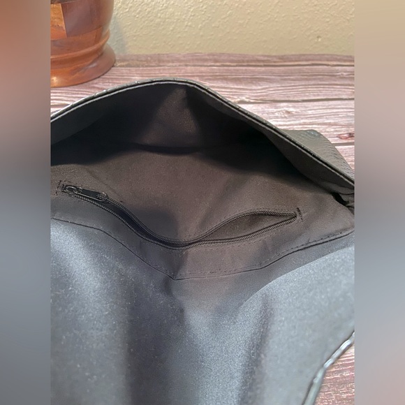 Vintage Faux Snake Skin Clutch in Black- Never Used - Picture 4 of 9